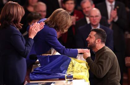 El presidente de Ucrania, Volodymyr Zelensky, le da la mano a la presidenta de la Cámara de Representantes de los Estados Unidos, Nancy Pelosi.