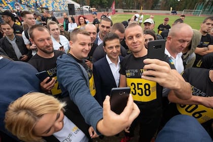 El presidente de Ucrania, Volodymyr Zelensky, se saca una selfie con los ciudadanos ucranianos
