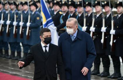 El presidente de Ucrania, Volodymyr Zelensky, y su homólogo turco, Recep Tayyip Erdogan, durante la ceremonia de bienvenida previa a sus conversaciones en Kiev el 3 de febrero de 2022