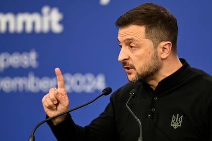 El presidente de Ucrania, Volodymyr Zelenskyy, habla durante una conferencia de prensa durante una cumbre de la Comunidad Politica Europea