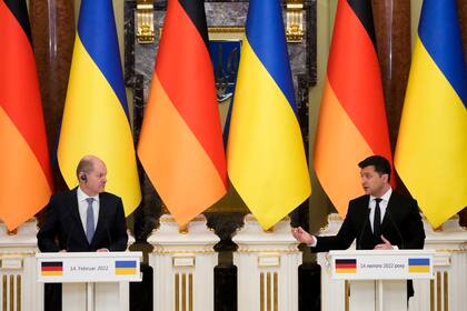 El presidente de Ucrania, Volodymyr Zelenskyy, a la derecha, y el canciller de Alemania, Olaf Scholz, durante una conferencia de prensa conjunta, el lunes 14 de febrero de 2022, en Kiev, Ucrania.