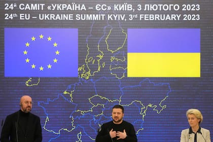 El presidente de Ucrania, Volodymyr Zelenskyy, la presidenta de la Comisión Europea, Ursula von der Leyen y el presidente del Consejo Europeo, Charles Michel, en la conferencia de prensa después de la cumbre UE-Ucrania en Kyiv, Ucrania, el viernes 3 de febrero de 2023.