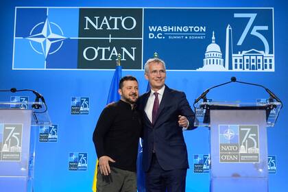 El presidente de Ucrania, Volodymyr Zelenskyy, y el secretario general de la OTAN, Jens Stoltenberg, concluyen una conferencia de prensa conjunta el 11 de julio de 2024