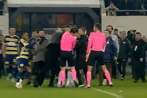 El presidente de un club se metió en la cancha y derribó al árbitro de una trompada: suspendieron el torneo