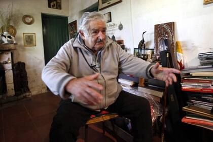 El presidente de Uruguay, José Mujica, habla desde su domicilio, en una zona rural de Montevideo (Uruguay).