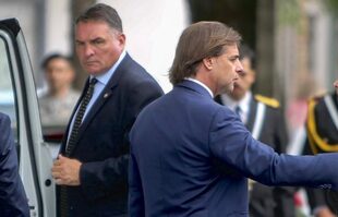El presidente de Uruguay, Luis Lacalle Pou, junto a su exjefe de seguridad Alejandro Astesiano