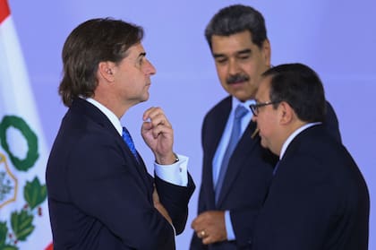 El presidente de Uruguay, Luis Lacalle Pou, pasa por al lado del presidente de Venezuela, Nicolás Maduro, y el primer ministro de Perú, Alberto Otarola, en el palacio de Itamaraty, en Brasilia, el 30 de mayo de 2023. 