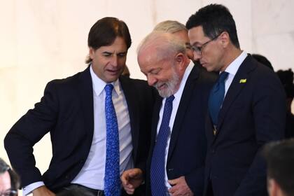 El presidente de Uruguay, Luis Lacalle Pou, y el presidente de Brasil, Luiz Inácio Lula da Silva, charlan en el palacio de Itamaraty, en Brasilia, el 30 de mayo de 2023.