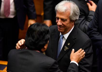 El presidente de Uruguay, Tabaré Vázquez, saluda al presidente de Bolivia, Evo Morales (de espaldas)