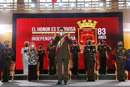 El presidente de Venezuela, Nicolás Maduro pronuncia un discurso durante la ceremonia del 83 aniversario de la Guardia Nacional Bolivariana en la Academia Militar, en Caracas, el 4 de agosto de 2020