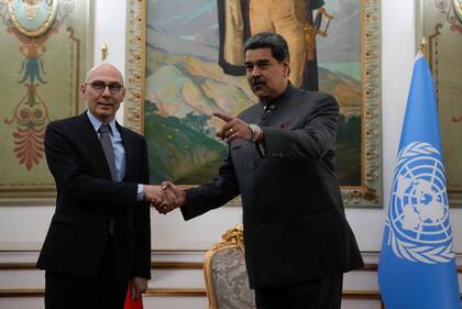 El presidente de Venezuela, Nicolás Maduro, a la derecha, estrecha la mano del Alto Comisionado de la ONU para los Derechos Humanos, Volker Turk, mientras posan para las fotos, en el palacio presidencial de Miraflores, en Caracas, Venezuela, el viernes 27 de enero de 2023.