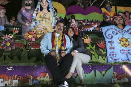 El presidente de Venezuela, Nicolás Maduro, da un su mensaje navideño junto a su esposa Cilia Flores en el Palacio Miraflores en Caracas, en 2014