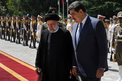 El presidente de Venezuela, Nicolás Maduro (derecha), es recibido por su homólogo iraní, Ebrahim Raisi, en el inicio de su visita oficial, en el Palacio Saadabad de Teherán, Irán, el 11 de junio de 2022. (AP Foto/Vahid Salemi)