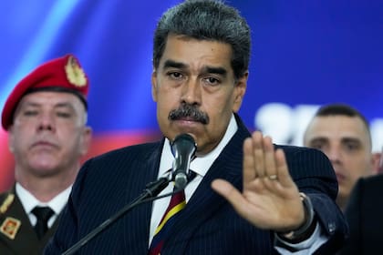 El presidente de Venezuela, Nicolás Maduro, habla con la prensa ante la Corte Suprema a la que llegó para procesos relacionados con la auditoría a los resultados de las elecciones presidenciales en Caracas, Venezuela, el viernes 9 de agosto de 2024.