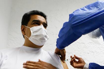El presidente de Venezuela, Nicolás Maduro, recibe la primera dosis de la vacuna Sputnik V, desarrollada en Rusia. Caracas, Venezuela, 6 de marzo de 2021.