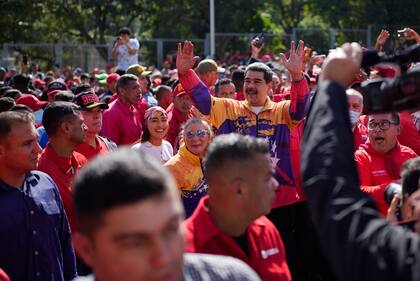 El presidente de Venezuela, Nicolás Maduro, saluda a sus simpatizantes mientras camina durante un mitin para conmemorar el aniversario del golpe de Estado que derrocó al dictador Marcos Pérez Jiménez en 1958, en Caracas, Venezuela, el lunes 23 de enero de 2023.