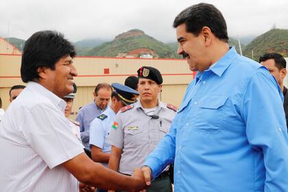 El presidente de Venezuela, Nicolás Maduro, se da la mano con el presidente de Bolivia, Evo Morales, cuando se reúnen en Caracas, Venezuela, el 23 de septiembre de 2018