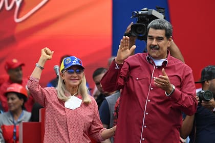 El presidente de Venezuela, Nicolás Maduro, y su esposa, Cilia Flores, saludan a los trabajadores que participan en una manifestación para conmemorar el Primero de Mayo (Día del Trabajo) en Caracas, el 1 de mayo de 2023.