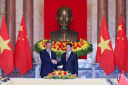 El Presidente de Vietnam, Luong Cuong, a la derecha, y el presidente chino, Xi Jinping, se estrechan la mano en el Palacio Presidencial en Hanoi, Vietnam, el martes 15 de abril de 2025. (AP Foto/Minh Hoang, Pool)