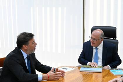 El presidente de Vrio Corp, Dario Werthein, junto al vicepresidente de Brasil, Geraldo Alckmin