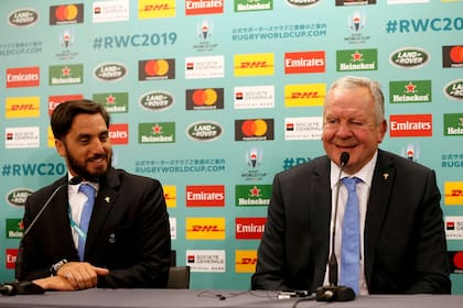 De archivo: el presidente de World Rugby, Bill Beaumont y su vicepresidente, Agustin Pichot, después del sorteo de la Copa Mundial de Rugby 2019 en Kyoto, Japón, el 10 de mayo de 2017.