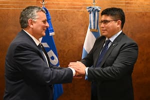 El presidente de YPF, Horacio Marin y el gobernador Claudio Vidal, hoy durante la firma del acuerdo en la sede de YPF.