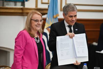El presidente de YPF, Pablo González junto a la gobernadora Alicia Kirchner durante un acto en el salón blanco de la gobernación santacruceña.