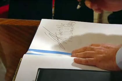 El Presidente dejó su firma en el libro del Congreso
