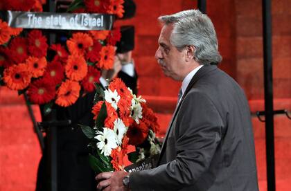 El Presidente dejó una ofrenda floral en homenaje a las víctimas de la Shoá