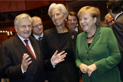 El presidente del Banco Central Europeo, Jean-Claude Trichet (iz); la directora gerente del FMI, Christine Lagarde (c) y la canciller alemana Angela Merkel (de)
