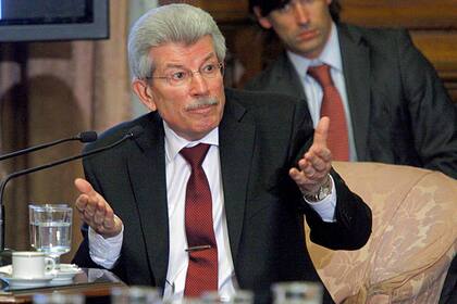 Acorralado, Juan Carlos Fábrega se fue del Banco Central