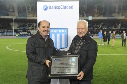 El presidente del Banco Ciudad, Javier Ortiz Batalla y Víctor Blanco durante la entrega de la placa conmemorativa de la supercopa 88