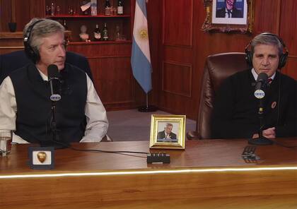 El presidente del BCRA, Santiago Bausili, y el ministro de Economía, Luis Caputo, en un programa de streaming oficialista