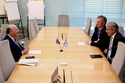 El presidente del BID, Ilan Goldfajn, reunido con el ministro de Economía, Luis Caputo, y el viceministro, José Luis Daza, en Washington.