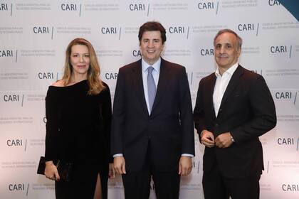 El presidente del CARI, Francisco de Santibañes, junto a Nunzia Locatelli de Bulgheroni y Marcos Bulgheroni, CEO de Pan American Energy