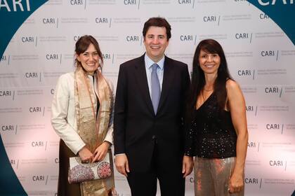 El presidente del CARI junto a Paula Monteserin y la diputada por Río Negro, Lorena Villaverde