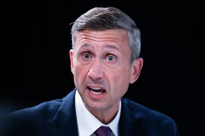 El presidente del Comité Nacional Demócrata Ken Martin durante una entrevista con The Associated Press en la sede del Comité en Washington