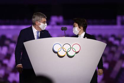 El presidente del Comité Olímpico Internacional, Thomas Bach (izq.) Y el presidente del Comité Organizador de los Juegos Olímpicos y Paralímpicos de Tokio, Seiko Hashimoto, son vistos antes de pronunciar sus discursos durante la ceremonia de apertura de los Juegos Olímpicos de Tokio 2020.