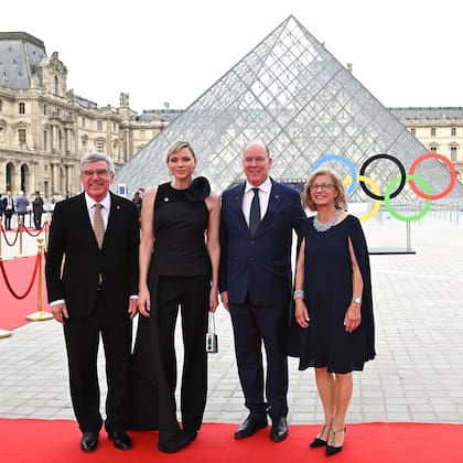 El presidente del Comité Olímpico Internacional, Thomas Bach, la princesa Charlene de Monaco, el príncipe Alberto II y su esposa, Claudia Bach juntos en la cena oficial del IOC la noche previa a la Ceremonia de Apertura. Una ocasión memorable, en Museo del Louvre
