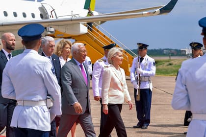 El presidente del Consejo Europeo Antonio Costa y la titular de la Comisión Europea Ursula von der Leyen, al arribar al aeropuerto Silvio Pettirossi, en Luque, Paraguay (Photo by Daniel Duarte / AFP)