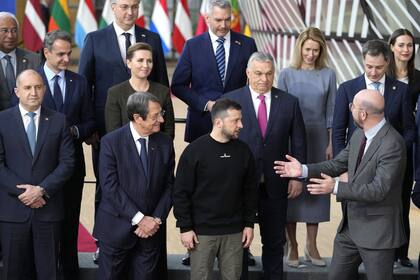 El presidente del Consejo Europeo, Charles Michel, al frente a la derecha, habla con el presidente de Ucrania, Volodymyr Zelenskyy, segundo al frente a la derecha, y el primer ministro de Hungría, Viktor Orban, en la segunda fila del centro, mientras posan con otros líderes de la Unión Europea para una foto de grupo en una cumbre de la UE en Bruselas el Jueves 9 de febrero de 2023