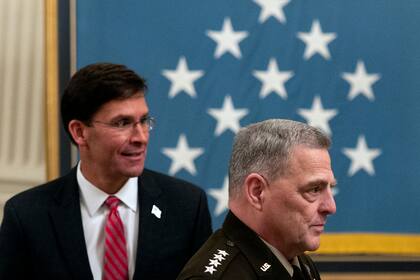 El presidente del Estado Mayor Conjunto, el general Mark Milley, y el exsecretario de Defensa, Mark Esper