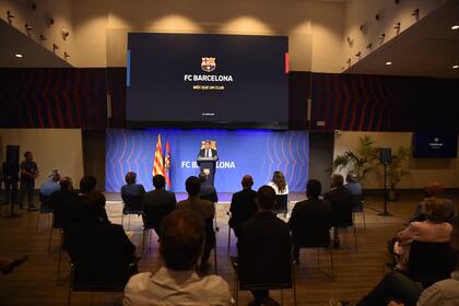El presidente del FC Barcelona, Joan Laporta, ofrece una rueda de prensa en el estadio Camp Nou de Barcelona el 6 de agosto de 2021 para explicar la salida de Lionel Messi.