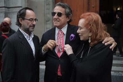 El presidente del Fondo Nacional de las Artes, Tulio Andreussi Guzmán, el gestor cultural Julio Suaya (que lució una corbata hecha por Noé), y la exdiputada María Cristina Guzmán