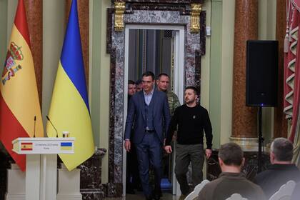 El presidente del Gobierno de España, Pedro Sánchez y el presidente de Ucrania, Volodimir Zelensky, a su llegada al Palacio Mariinski, a 23 de febrero de 2023, en Kiev, Ucrania