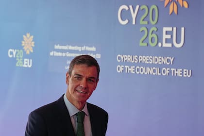 El presidente del gobierno de España, Pedro Sánchez, llega a la cumbre de la UE en Nicosia, Chipre, el 24 de abril de 2026. (AP Foto/Petros Karadjias)