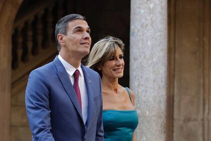 El presidente del Gobierno en funciones, Pedro Sánchez, junto a su mujer, Begoña Gómez.