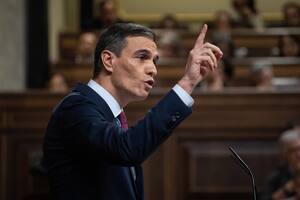 Pedro Sánchez hizo una alusión a Milei para que apoyen su reelección en una España crispada