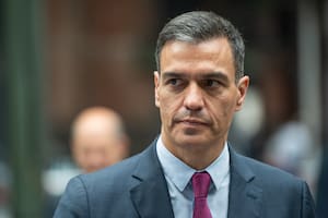 La dura columna del fundador de El País contra Pedro Sánchez