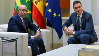 El presidente del Gobierno español, Pedro Sánchez (derecha), se reunió con el presidente de Mauritania, Mohamed Ould Ghazouani (izq.), en Madrid el año pasado